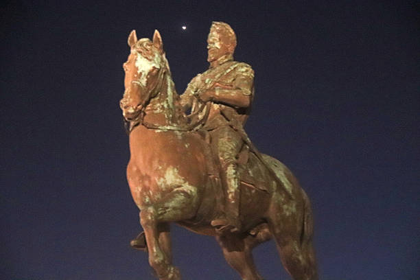 la statue du roi Henri IV est éclairée par la lumière de la planète Vénus. Pont Neuf Paris