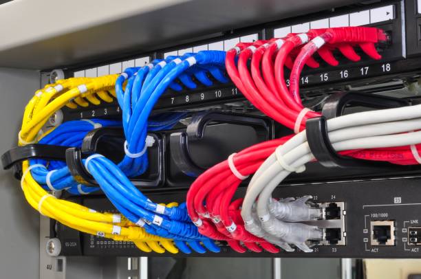 fotografii de stoc, fotografii și imagini scutite de redevențe cu cabluri ethernet colorate în serverul de rețea - cablu