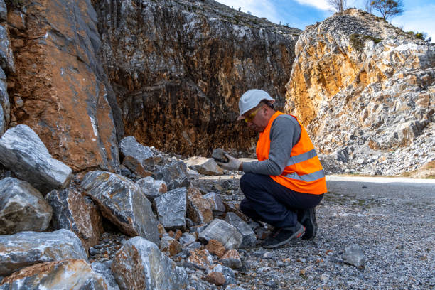 Geologist inspecting a mine,Explorers collect soil samples in search of minerals.