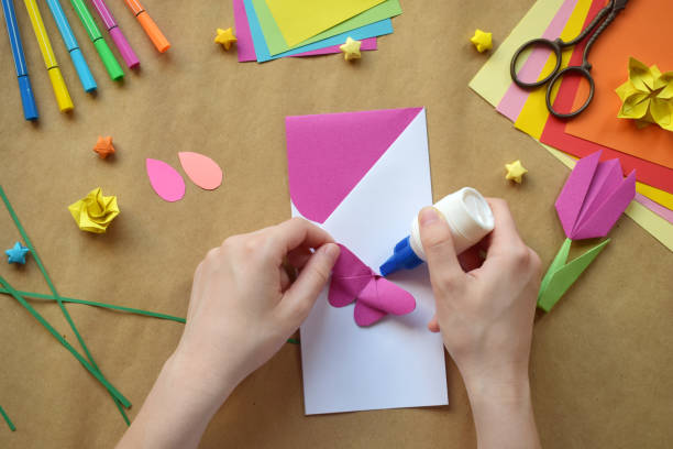 Crafting Handmade Cards with Paper Flowers, Birds and Butterflies. Perfect Gifts for Special Occasions. Creating Unique Greeting Card Featuring Origami, Quilling. Lovely Present for Any Occasion. Heartfelt Holiday Gift for Valentines, Friendship, Mothers Day, Birthdays, Weddings, Anniversaries, Easter. elaboración de tarjetas de felicitación hechas a mano con origami, plumas con flores de papel, pájaros y mariposas. regalo perfecto para cualquier ocasión. regalo de vacaciones para san valentín, amistad, día de la madre, cumpleaños, bodas, aniversa