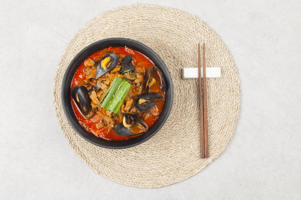 Jjambbong is made by mixing noodles with various seafood or vegetables and pouring broth made from pork, beef, or chicken bones.