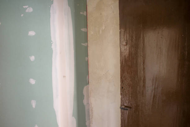 the walls of a corridor in an old house are ready to be painted