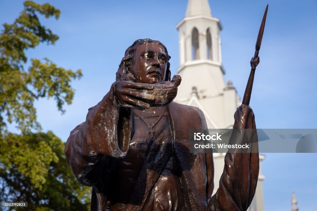 Posąg Krzysztofa Kolumba trzymającego fajkę znajduje się na placu w Aguada w Portoryko. - Zbiór zdjęć royalty-free (Architektura) Posąg Krzysztofa Kolumba trzymającego fajkę znajduje się na placu w Aguada w Portoryko. - Zbiór zdjęć royalty-free (Architektura)