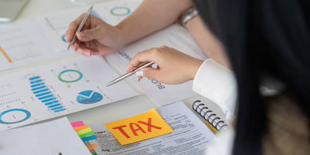 Collaborative financial analysis with a focus on tax deductions and budgeting Participants engage in a collaborative financial analysis session, emphasizing tax deductions and budgeting strategies. tax plan discution stock pictures, royalty-free photos  images