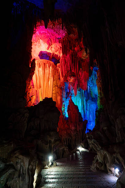 rohrflötenhöhle in guilin - tropfsteinhöhle stalaktiten stock-fotos und bilder