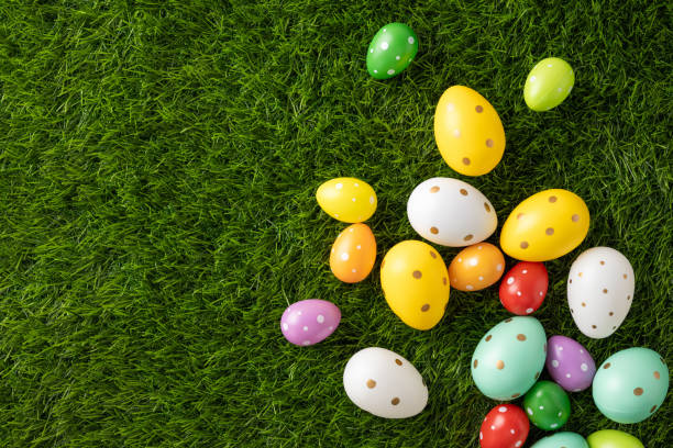 Colorful polka-dotted Easter eggs spread across lush green grass, perfect for holiday illustrations and festive themes. This vibrant composition conveys joy, tradition, and the spirit of Easter egg hunting activities coloridos huevos de pascua con lunares esparcidos por una exuberante hierba verde, perfectos para ilustraciones navideñas y temas festivos. esta composición vibrante transmite alegría, tradición y el espíritu de las actividades de búsqueda de huevos