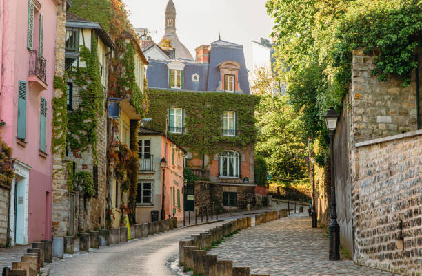 charming rue de l'abreuvoir: montmartre's historic gem in paris, france - kampung foto potret stok, foto, & gambar bebas royalti