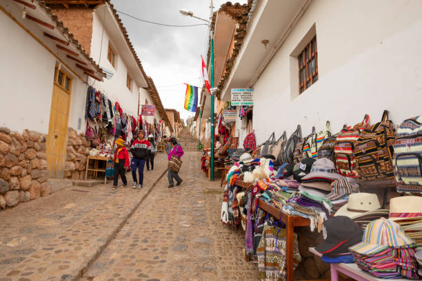 fotografii de stoc, fotografii și imagini scutite de redevențe cu strada din chinchero, peru cu suveniruri și meșteșuguri de vânzare - chinchero district