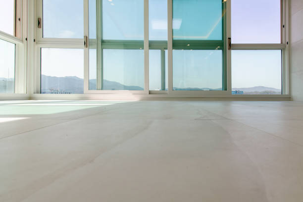 sala de estar y ventana en el edificio de apartamentos - piso porcelanato casas fotografías e imágenes de stock