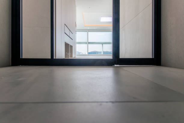 pasillo y puerta de entrada en el edificio de apartamentos - piso porcelanato casas fotografías e imágenes de stock