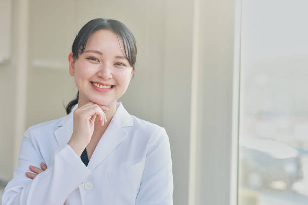 自信に満ちた笑顔の女医の肖像画 - 医者 女性 ストックフォトと画像
