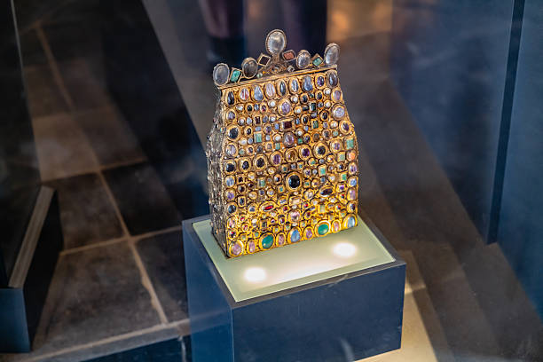 A Saint Stephen’s Purse with an elaborate gemstone design, displayed in a Aachen City Hall.