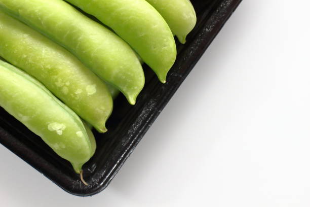 This image shows a plate full of small round green fruits of fresh pea eggplant, placed on a white background. Pea eggplant, also known as bean eggplant or sterculia eggplant, is a common ingredient in Southeast Asian and South Asian cuisines, often used in curries, salads and other dishes to add a unique flavor. The bright colors and neat arrangement of these fruits reflect the natural freshness of the ingredient.