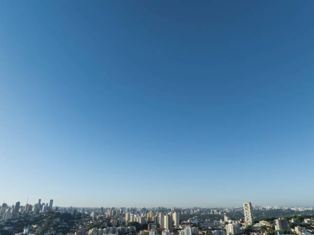 Lapa, one of São Paulo’s most traditional neighborhoods, takes on a new dimension when seen from above. Captured by drone, these images highlight its urban dynamics, the blend of historical and modern buildings, and the main roads that connect this vibrant area of the city. Each photo unveils a unique detail of the neighborhood, offering a breathtaking and expansive view of its architecture and movement.