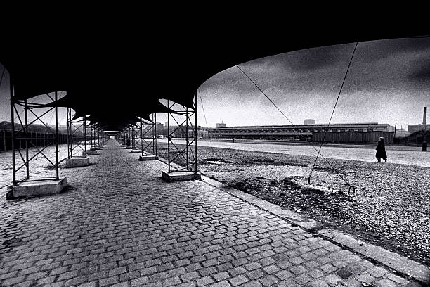 istock Black & White Architecture Urban Solitude Suburbs photo01_Jacques_Chanfrau_Paris_vers_le_Zenith 2203235584