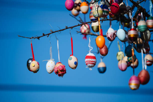 A beautifully decorated fountain in Rothenburg ob der Tauber, adorned with colorful Easter garlands and festive ornaments, capturing the charm of the traditional celebration.