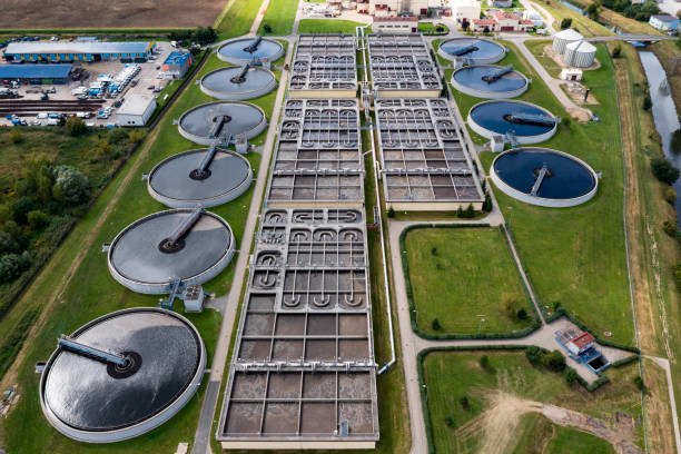 sewage treatment plant from above - planta purificadora de aguas fotografías e imágenes de stock