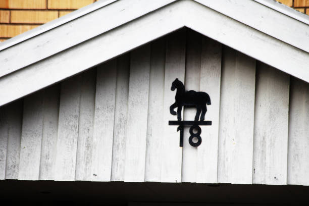 A horse sign with the number eighteen underneath it