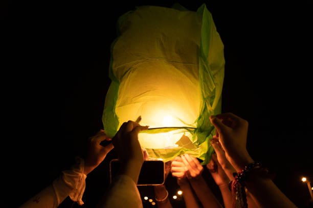 Chinese Kongming lanterns pray for blessings, crowds gather together