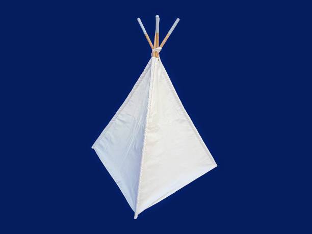 The dark blue background in the picture is a small white tent made of thick fabric and of a suitable size. It is a white show tent with four wooden poles and four corners with openings and closings.