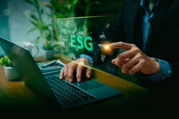 profissional de negócios usando laptop e interface digital interativa para analisar dados esg (ambientais, sociais, de governança) para estratégias de investimento sustentável e responsabilidade corporativa - critérios ambientais sociais e de governação - fotografias e filmes do acervo