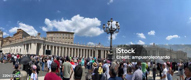 Folla Che Si Raduna In Piazza San Pietro Città Del Vaticano Sotto Un Cielo Estivo - Fotografie stock e altre immagini di Città del Vaticano