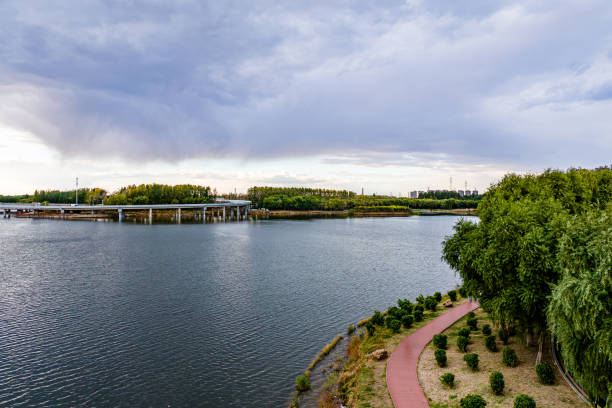 On October 1, 2024, Shenyang, China, Dingxiang Lake Park is the largest urban lake in Shenyang, located in the northwest of the city, covering an area of 4.1 square kilometers, with a water area of up to 3.1 square kilometers. This artificial lake not only has beautiful scenery, but also improves the ecological and living environment in the western part of Shenyang.