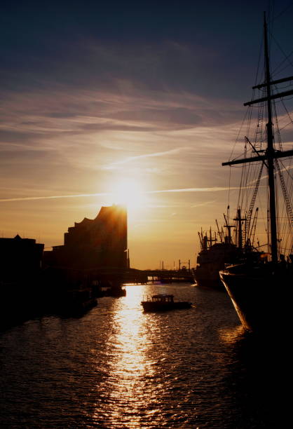 istock Sonnenaufgang im Hafen 2204305425