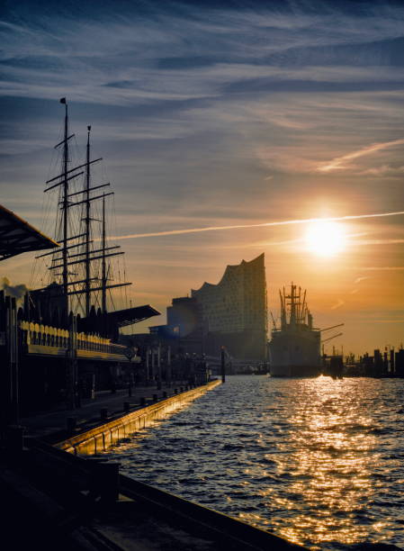 istock Sonnenaufgang im Hafen 2204305763