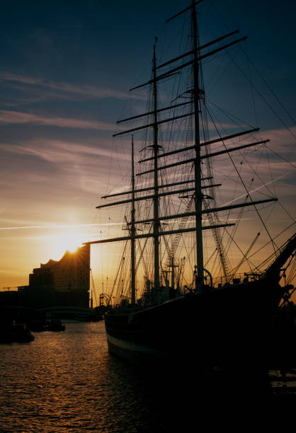 istock Sonnenaufgang im Hafen 2204308988
