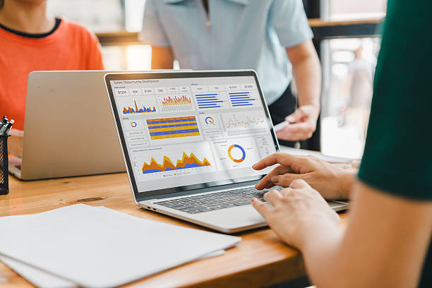 la persona interactúa con un panel de ventas digital que muestra varias métricas y análisis de rendimiento. - gestión de relaciones con el cliente fotografías e imágenes de stock