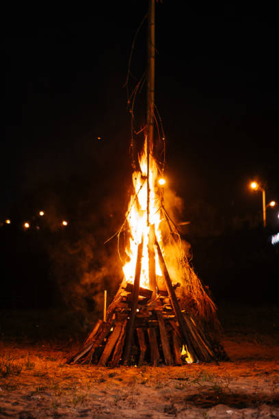 The crowd gathered around the bonfire for a gathering