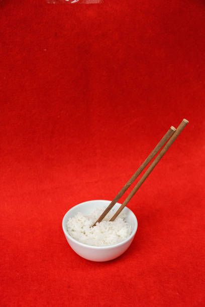 裝滿米的米缸與筷子