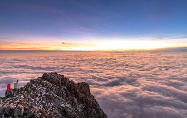 istock Tramonto con nebbie basse sul Monte Resegone. 2204586266