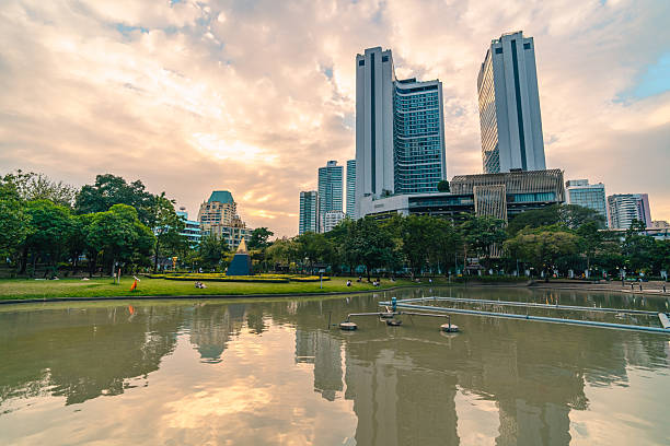 benchasiri park in bangkok stadt - khlong toei stock-fotos und bilder