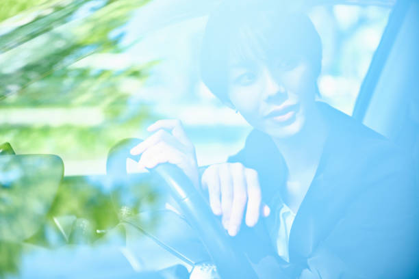 Female office worker in her 30s who drives a car