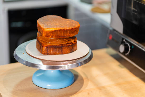 A young Latina chef from Bogota, Colombia, between 20 and 29 years old, prepares a cake from the kitchen of the house using her utensils and making the cake with all her knowledge.