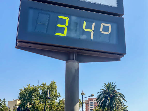istock 34 degrees celsius in the city 2204708384