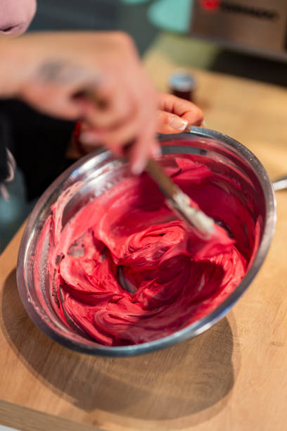 A young Latina chef from Bogota, Colombia, between 20 and 29 years old, prepares a cake from the kitchen of the house using her utensils and making the cake with all her knowledge.