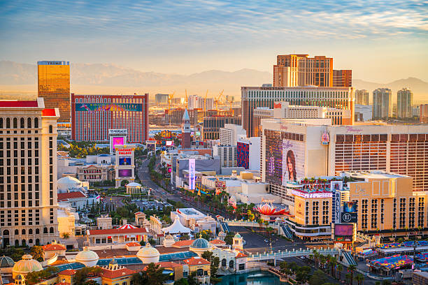 las vegas, nevada, stati uniti skyline del centro città sulla striscia - las vegas immagine foto e immagini stock