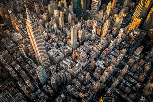 over midtown manhattan - midtown-manhattan imagens e fotografias de stock