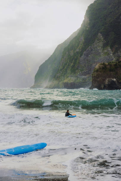 istock Surfing Time with Perfect Landsdcapes 2205231899
