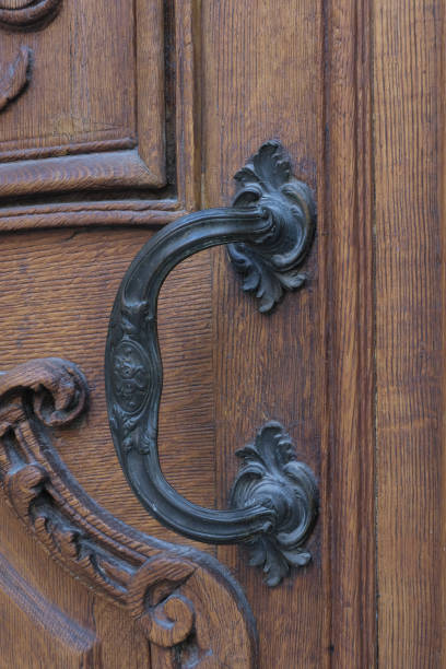 istock Paris Building Doors 2205408494