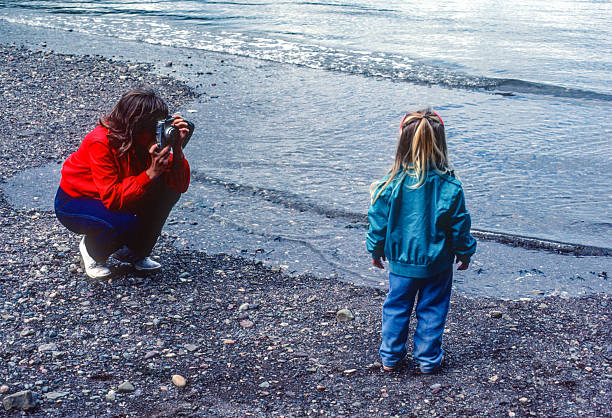 hopewell rocks - matka fotografie dcery na okraji vody - 1985 - atlantského oceánu fotky - stock snímky, obrázky a fotky
