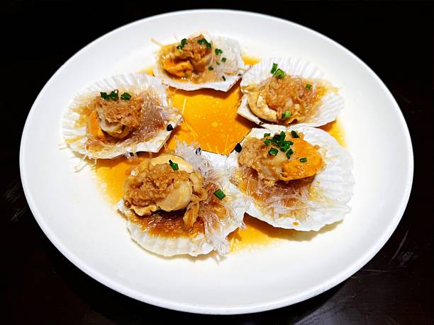 Steamed scallops with garlic and vermicelli