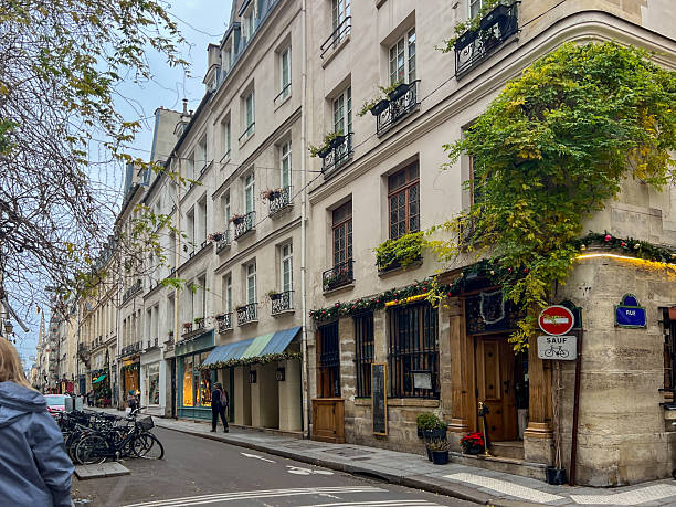 istock Streets of Paris 2205715830