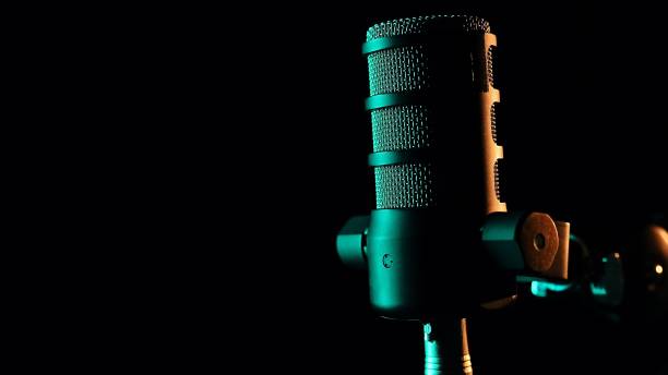 microphone de studio avec éclairage vert d’ambiance - podcast photos et images de collection