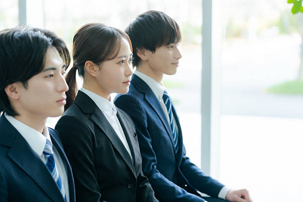 students looking for a job - procurar emprego imagens e fotografias de stock
