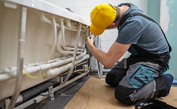 istock Man servicing the pipe system of a bathtub with hydromassage. 2205956801