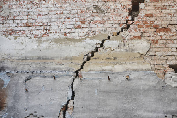 istock A large crack in an old brick wall. 2206061025